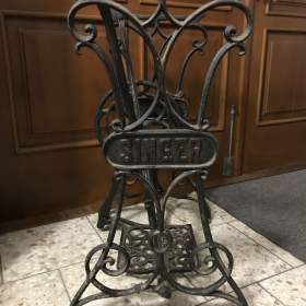 Foto inzerátu Litinové podstavce ze šicích strojů II