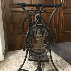 Foto inzerátu Litinové podstavce ze šicích strojů II