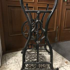 Foto inzerátu Litinové podstavce ze šicích strojů II