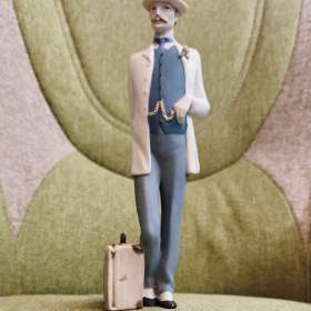 Porcelánová figurka ROYAL DUX Pán s kufrem  / 19559917