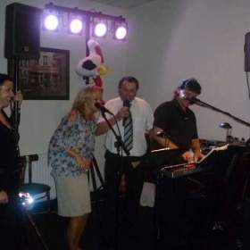 Foto inzerátu ŽIVÁ HUDBA REMIX + DJ - NA OSLAVY, SVATBY, PLESY - ZLÍNSKÝ KRAJ