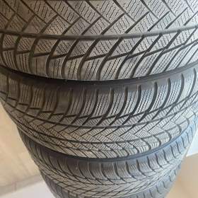 Foto inzerátu Zimní pneu brigestone 235/45/20