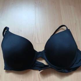Fotka k inzerátu Černá podprsenka  / 15618425