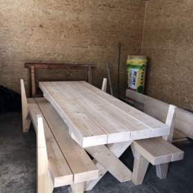 Foto inzerátu Stůl z masivu a dvě lavice