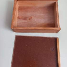 Foto inzerátu 2 x krabice ze dřeva s posuvným víkem.