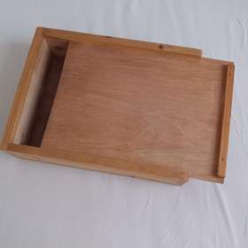 Foto inzerátu 2 x krabice ze dřeva s posuvným víkem.