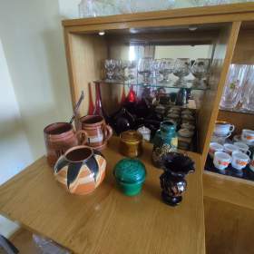 Foto inzerátu Sklo broušené i různé, keramika a pod.