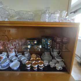 Foto inzerátu Sklo broušené i různé, keramika a pod.