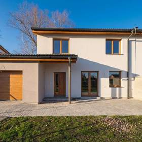 Pronájem dvoupodlažního řadového domu 4kk, 129m2, plocha pozemku 480 m2 / 19588685