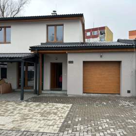 Pronájem dvoupodlažního řadového domu 4kk, 129m2, plocha pozemku 480 m2 / 19588685