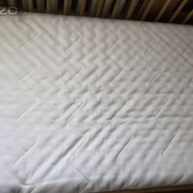 Foto inzerátu Dětská postel s matraci a chrániči