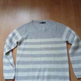 Fotka k inzerátu Šedo bílý svetr  / 19430680