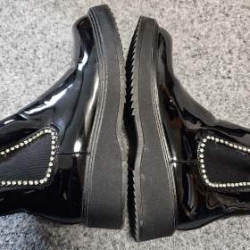 Foto inzerátu Dámské kozačky Resti Černé na plochém podpatku se zirkony Winuma vel. 37