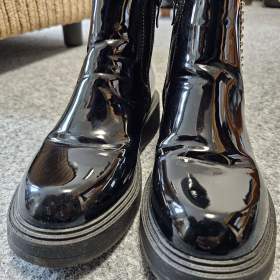 Foto inzerátu Dámské kozačky Resti Černé na plochém podpatku se zirkony Winuma vel. 37