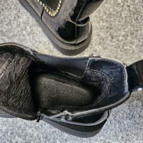 Foto inzerátu Dámské kozačky Resti Černé na plochém podpatku se zirkony Winuma vel. 37