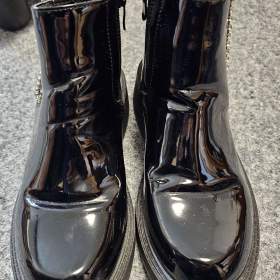 Foto inzerátu Dámské kozačky Resti Černé na plochém podpatku se zirkony Winuma vel. 37