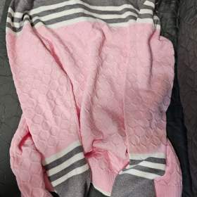 Foto inzerátu Patchworkový Růžový Svetr Kulatým Výstřihem A Dlouhým Rukávem