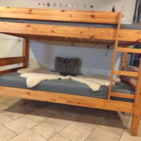 Foto inzerátu Dvoupatrová postel z masivu - lakováná