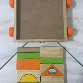 Foto inzerátu Dětský dřevěný vozík s kostkami.