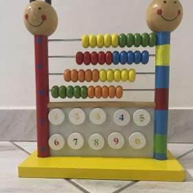 Foto inzerátu Dřevěné počítadlo s magnetky.