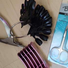 Foto inzerátu Nails potřeby - UV lampy, područka, UV sterilizátor, gellaky..