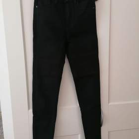 Foto inzerátu Oblečení na slečnu