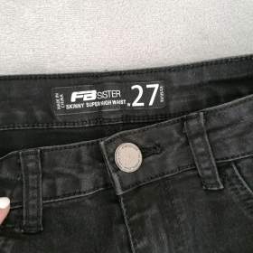 Foto inzerátu Oblečení na slečnu