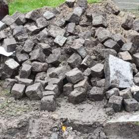 Foto inzerátu Žulové kostky a obrubníky