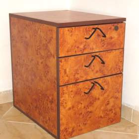 Fotka k inzerátu Uzamykatelná komoda v bezvadném stavu. bez poškození. / 13438084