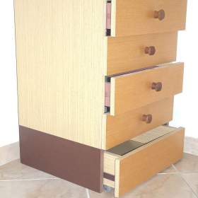 Foto inzerátu Praktická skříňka s prostornými zásuvkami.