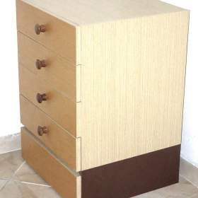 Foto inzerátu Praktická skříňka s prostornými zásuvkami.