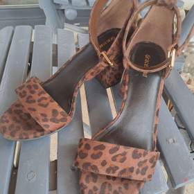 Foto inzerátu Dámské tygrované boty vel. 37 zn. Reserved 