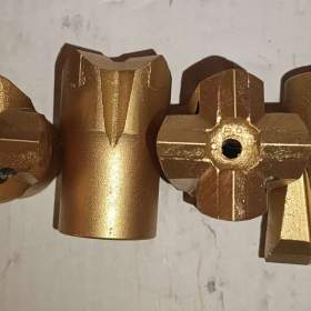 Fotka k inzerátu vrtací korunka křížová pr.40, 42, 45/22 / 19151667