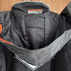 Foto inzerátu Pánská pracovní zimní bunda zapínáním na zip kryté légou