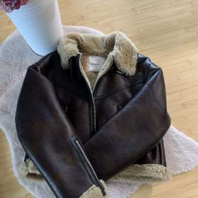 BUNDA BERSHKA VEL. M / 19625407