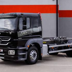 Foto inzerátu MERCEDES AXOR 1829 / 18T HÁKOVÝ NOSIČ KONTEJNERŮ EU5