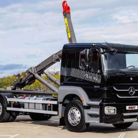 Foto inzerátu MERCEDES AXOR 1829 / 18T HÁKOVÝ NOSIČ KONTEJNERŮ EU5