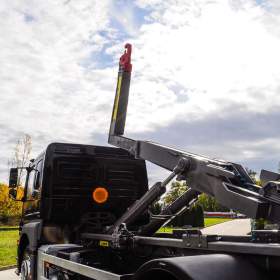 Foto inzerátu MERCEDES AXOR 1829 / 18T HÁKOVÝ NOSIČ KONTEJNERŮ EU5