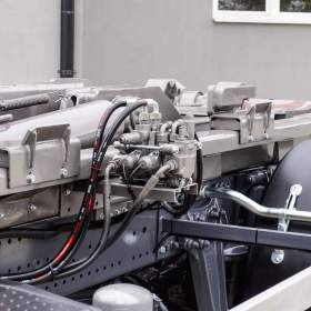 Foto inzerátu MERCEDES AXOR 1829 / 18T HÁKOVÝ NOSIČ KONTEJNERŮ EU5