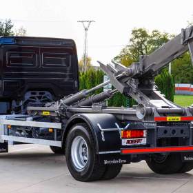 Foto inzerátu MERCEDES AXOR 1829 / 18T HÁKOVÝ NOSIČ KONTEJNERŮ EU5