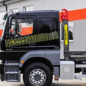 Foto inzerátu MERCEDES AXOR 1829 / 18T HÁKOVÝ NOSIČ KONTEJNERŮ EU5