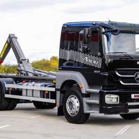 Foto inzerátu MERCEDES AXOR 1829 / 18T HÁKOVÝ NOSIČ KONTEJNERŮ EU5