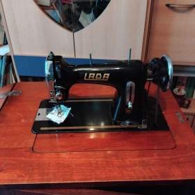Fotka k inzerátu Šicí stroj Lada  / 19289650