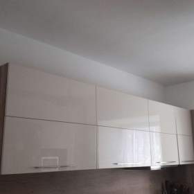 Fotka k inzerátu Skříňky závěsné do kuchyně (zánovní, vyklápěcí otevírání, 4 ks) / 17936448