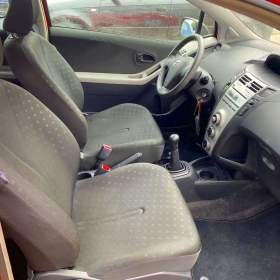 Foto inzerátu Prodáme Toyota Yaris 1.0 VVTI 51Kw benzín, r.12/2007, nová v ČR.