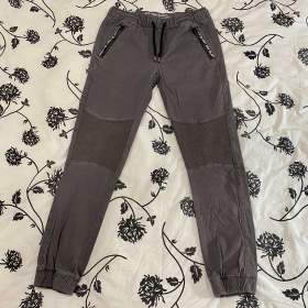 Fotka k inzerátu Chlapecké kalhoty Chapter šedé- 13- 14 let-  164 cm / 16633360