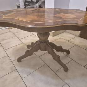 konferenční stolek s intarzovanou kresbou  / 19630540