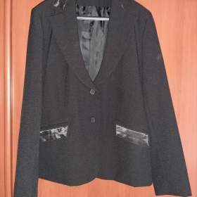 Foto inzerátu Dámský kostýmek