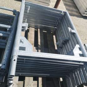 Foto inzerátu Lešení na stěnu LAYHER – nové, pevné, ihned k odběru 6,3 X 18,42 = 116 M2