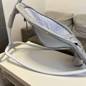 Foto inzerátu Prodám dětské vibrující houpátko Ingenuity s melodií Cuddle Lamb 2019